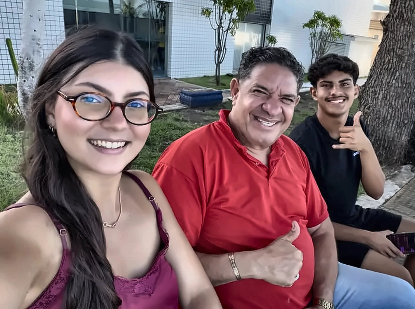 Jadson Barbosa sorrindo ao lado dos filhos, Elis e Akilles
